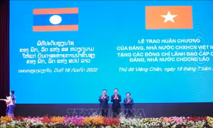 Trao Huân chương cao quý tặng Lãnh đạo cấp cao Đảng, Nhà nước Lào