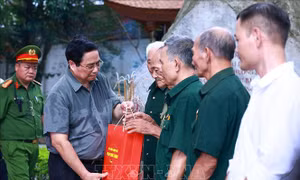 Thủ tướng thăm thương binh, gia đình liệt sĩ tại Thái Nguyên
