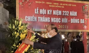 Thủ tướng dâng hương tại Tượng đài Quang Trung - Nguyễn Huệ