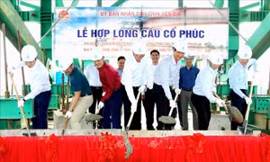 Hợp long cầu Cổ Phúc bắc qua sông Hồng
