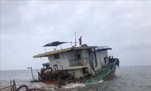 Đồn Biên phòng Cát Bà cứu sống 5 thuyền viên gặp nạn trên biển