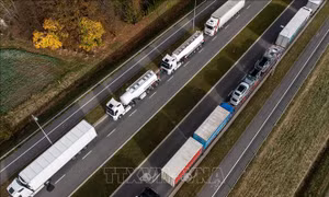 Tài xế xe tải Ba Lan lại phong tỏa cửa khẩu quan trọng với Ukraine