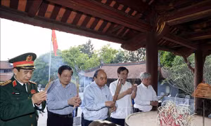 Chủ tịch nước Nguyễn Xuân Phúc dâng hương Tổ Mẫu Âu Cơ và Quốc tổ Lạc Long Quân