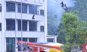 Diễn tập thực binh ứng phó tình huống khẩn cấp về y tế quy mô lớn