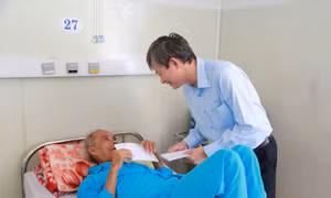 Trao tặng quà cho các bệnh nhân ung thư