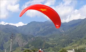 Khai mạc Festival dù lượn 'Bay trên mùa vàng' năm 2019
