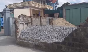 Một học sinh tử vong nghi do tường đổ sập