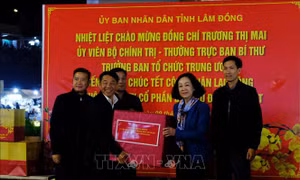 Thường trực Ban Bí thư Trương Thị Mai chúc Tết công nhân môi trường tại Đà Lạt