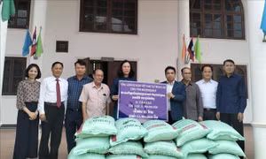 Ủng hộ người dân chịu ảnh hưởng của lũ lụt tại các tỉnh Trung Lào