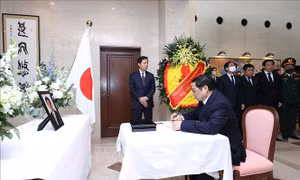 Thủ tướng Chính phủ Phạm Minh Chính tưởng niệm cố Thủ tướng Nhật Bản Abe Shinzo