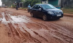 Đường liên xã thi công dở dang, gây khó khăn cho dân