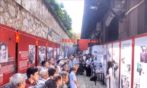 Trưng bày 'Sông Hồng cuộn sóng': Tái hiện những ngày gian khổ, hy sinh của quân, dân Thủ đô