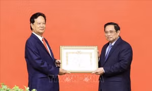 Nguyên Thủ tướng Nguyễn Tấn Dũng được tặng Huy hiệu 55 năm tuổi Đảng