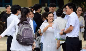 Vẫn còn thí sinh bị đình chỉ thi vì mang điện thoại vào phòng thi