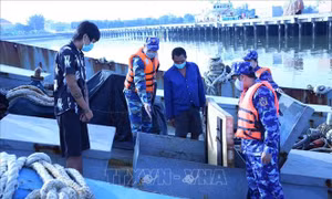 Cảnh sát biển bắt giữ tàu chở 60.000 lít dầu không rõ nguồn gốc