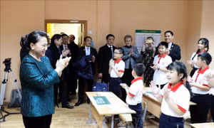 Chủ tịch Quốc hội Nguyễn Thị Kim Ngân thăm lớp học tiếng Việt tại thủ đô Minsk, Belarus
