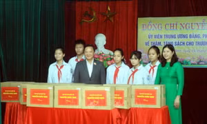 Phó Chủ tịch Quốc hội Nguyễn Khắc Định trao tặng sách tại Thái Bình