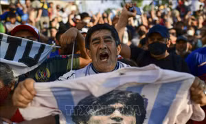 Hàng vạn người hâm mộ Argentina xếp hàng, tiễn biệt huyền thoại Maradona 