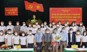 Kon Tum: Biểu dương đoàn y, bác sỹ hỗ trợ tỉnh Bình Dương chống dịch COVID-19