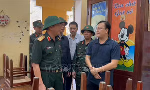 Động viên cán bộ, chiến sĩ tích cực hỗ trợ người dân vùng ngập lụt