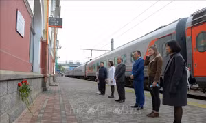 Cộng đồng người Việt và bạn bè Nga tại Vladivostok dâng hoa tưởng nhớ Bác Hồ