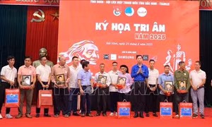 Chương trình 'Ký họa tri ân' trao ảnh phục dựng chân dung các anh hùng liệt sĩ