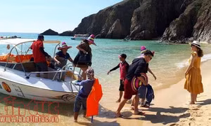 Sôi động du lịch hè: Bãi biển miền Trung hút khách