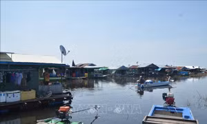 Tháo gỡ khó khăn cho bà con gốc Việt ở tỉnh Kampong Chhnang, Campuchia, phải di dời lên cạn sinh sống