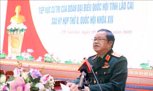 Phó Chủ tịch Quốc hội Đỗ Bá Tỵ tiếp xúc cử tri tại Lào Cai