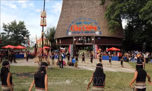 Liên hoan cồng chiêng, múa xoang và thi trang phục truyền thống 