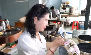 Nghệ nhân nữ bền bỉ giữ nét mực sơn mài