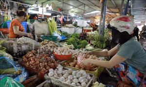 Xăng giảm 25% trong hơn 1 tháng, giá cả tiêu dùng vẫn 'cố thủ'
