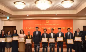 ĐSQ Việt Nam tại Nhật Bản trao tặng giấy khen thành tích xuất sắc trong hoạt động cộng đồng