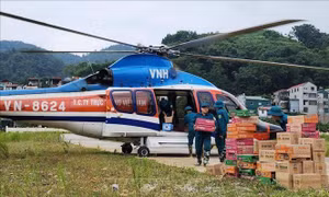 Trực thăng quân sự tiếp tục vận chuyển nhu yếu phẩm tới vùng bị cô lập do bão lũ
