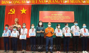Tiếp nhận kinh phí và thiết bị học trực tuyến Chương trình 'Sóng và máy tính cho em'