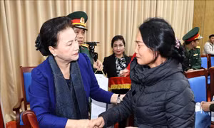 Chủ tịch Quốc hội thăm, động viên gia đình các liệt sỹ hy sinh trong đợt mưa lũ tại miền Trung