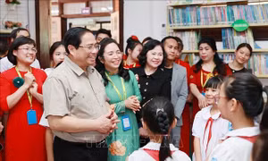 Thủ tướng Phạm Minh Chính thăm trẻ em có hoàn cảnh đặc biệt khó khăn tại Hà Nội