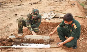 Đào đất, san nền phát hiện bom bi sót lại từ chiến tranh