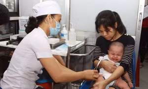 Nhiều phụ huynh lo lắng vì gián đoạn vắc xin tiêm chủng cho trẻ