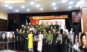 Trao tặng di ảnh màu 10 nữ anh hùng dân quân Lam Hạ và tủ sách Đặng Thùy Trâm