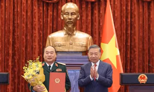 Tổng Bí thư, Chủ tịch nước Tô Lâm trao Quyết định thăng quân hàm Thượng tướng cho đồng chí Lê Quang Đạo