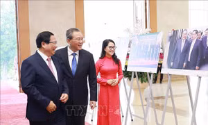 Thủ tướng Phạm Minh Chính và Thủ tướng Lý Cường xem trưng bày ảnh quan hệ Việt Nam - Trung Quốc