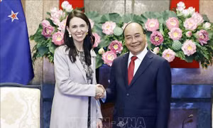 Chủ tịch nước Nguyễn Xuân Phúc tiếp Thủ tướng New Zealand Jacinda Ardern