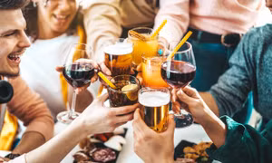 Rượu vang là 'ngoại lệ' trong nghiên cứu mới về tác hại của đồ uống có cồn