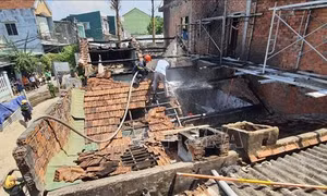 Hỏa hoạn thiêu rụi 2 ngôi nhà trên đường Trần Hưng Đạo