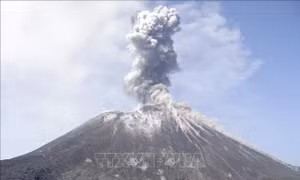 Núi lửa Anak Krakatau ở Indonesia phun tro bụi cao 3.000m