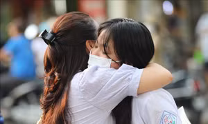Hà Nội bắt đầu kỳ thi vào lớp 10: Cha mẹ hồi hộp cùng con tới điểm thi 