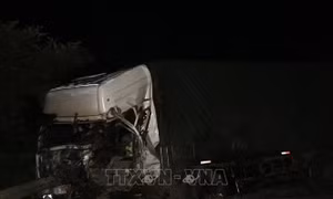 Hai xe tải đâm trực diện làm 3 người thương vong