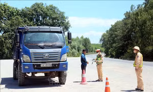 Xử phạt lái xe và doanh nghiệp vượt 400% tải trọng
