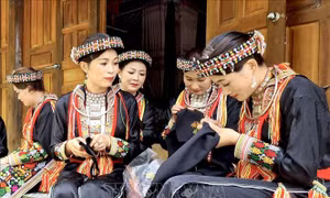 Chiêm ngưỡng vẻ đẹp trang phục truyền thống của người Dao đỏ ở Yên Bái